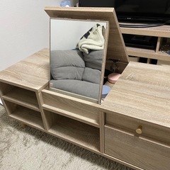 ドレッサー付きテーブルの画像