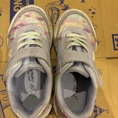 18cm 瞬足　子供用　
スニーカーの画像