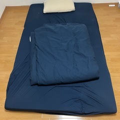 折りたたみ木製テーブル&マットレス&掛け布団の画像