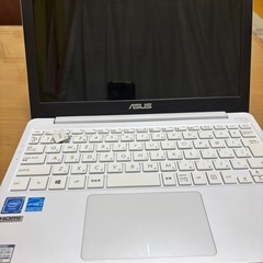 ノートパソコン ASUS E203Mの画像