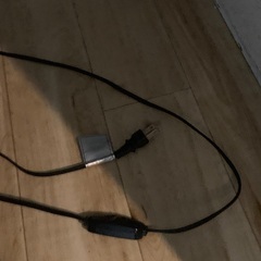 和室に似合うスタンドライトを探していた。ある日、高級ホテルの一室で出会った光に心を奪われた。それからずっと探し続けて、ようやく見つけた。箱から取り出した瞬間、あのホテルの夜の静けさがよみがえり、部屋の空気が少しだけ遠い旅先の匂いを帯びたスタンドライトの画像