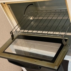 オーブントースターの小さな窓越しに、パンを焼く君の姿を何度も眺めた。チリチリという音と香ばしい匂いは、確かに僕の知らなかった家庭の断片だった。ひとりで育った僕には、それがどこか眩しく映った。けれど別れは避けられず、残されたのは沈黙する機械だけ。断捨離の箱に入れるとき、胸の奥で時間が静かに遠のいたオーブントースターの画像