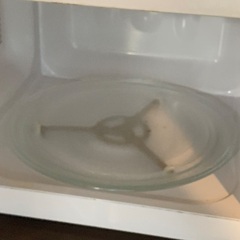 電子レンジのドアを閉める音が、なぜか小さな幸福を思い出させる。温められた料理の匂いは、確かに家庭の記憶に近いものだった。僕はそれに憧れ、そして同時に遠ざけてきた。別れのあと、断捨離の箱に入れるとき、妙に静かな気持ちになった。ただ「普通に使える」ことが、少し切なく感じる電子レンジの画像
