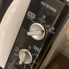 電子レンジのドアを閉める音が、なぜか小さな幸福を思い出させる。温められた料理の匂いは、確かに家庭の記憶に近いものだった。僕はそれに憧れ、そして同時に遠ざけてきた。別れのあと、断捨離の箱に入れるとき、妙に静かな気持ちになった。ただ「普通に使える」ことが、少し切なく感じる電子レンジの画像