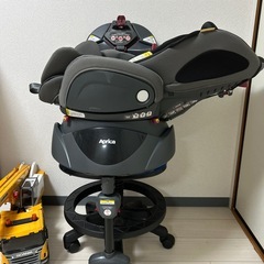 美品 アップリカ　チャイルドシート フラディアブラック　新生児から　回転式の画像