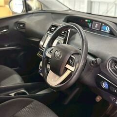 ＼誰でも車が買える次世代低与信ローン専門店／ 安心の１年保証付き 距離無制限！中古車販売 カーメル山梨店　平成28年　トヨタプリウス９万㌔の画像