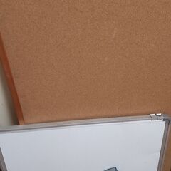 中古品　コルクボードと　ホワイトボード　セットで差し上げます　の画像