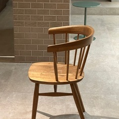 木の椅子の画像