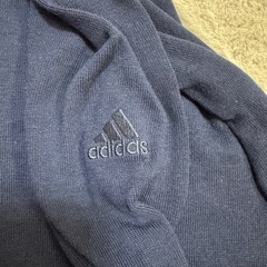 adidasセーターの画像