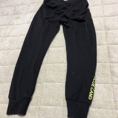 キッズ　子供服　ズボン　ジャージ？　サイズ140センチ　黒の画像