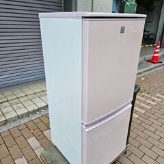 冷蔵庫　シャープ　2016年製　SJ-14E4-KP　SHARP　2ドア　人気　ピンク・白　ek-645gedの画像