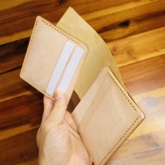 HORWEEN製CHROMEXCEL LEATHER手縫い グリーン 二つ折りの画像