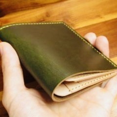 HORWEEN製CHROMEXCEL LEATHER手縫い グリーン 二つ折りの画像