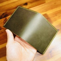 HORWEEN製CHROMEXCEL LEATHER手縫い グリーン 二つ折りの画像
