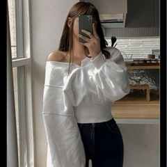 クロップド スウェット 白黒の画像