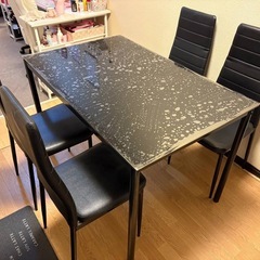 ダイニングテーブルセット（ガラス天板・チェア4脚付き）の画像