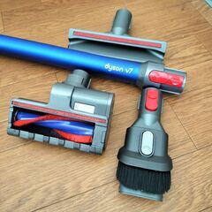 dyson ダイソン V7 サイクロン掃除機 スタンド一式の画像