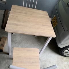 ダイニングテーブルと椅子セットの画像