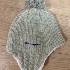 1度のみ着用の美品Champion グレー ポンポン付きニット帽の画像