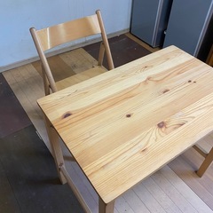 折りたたみ机とイスの画像