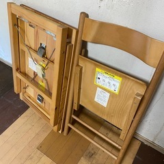 折りたたみ机とイスの画像