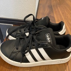 adidas  靴の画像