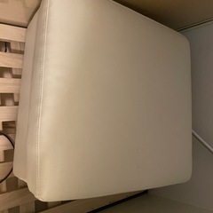 取引は京都の四条烏丸です！【美品✨】3人がけソファ+オットマン　ホワイトの画像