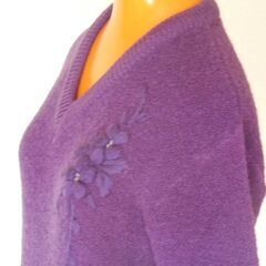 刺繍入り パープルのセーターの画像