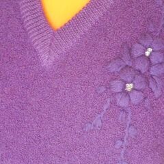 刺繍入り パープルのセーターの画像