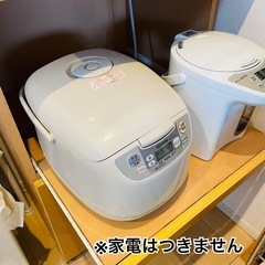 キッチン食器棚の画像