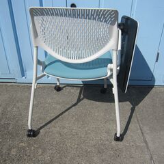 無料！　メモ台付きチェア　ライトブルー　オカムラ製ルナ　2021年製の画像