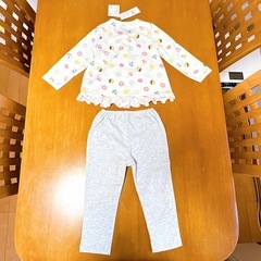 【新品】秋・春 最適 長袖パジャマ 女の子用 かわいい ドーナツ・マカロン柄 トップス&パンツセット 100サイズの画像