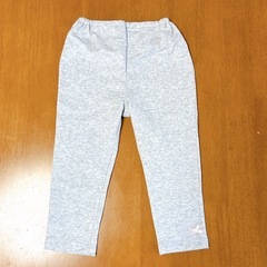 【新品】秋・春 最適 長袖パジャマ 女の子用 かわいい ドーナツ・マカロン柄 トップス&パンツセット 100サイズの画像