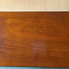 木製テーブルの画像