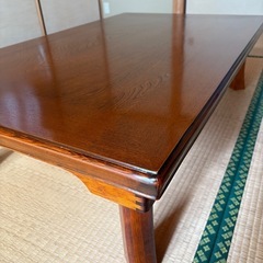 木製テーブルの画像