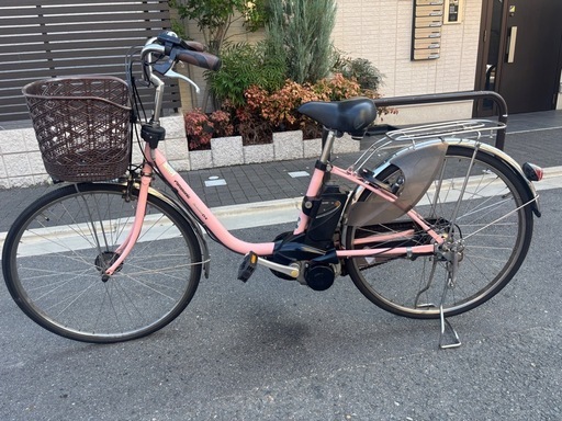 Panasonicピンクのシティタイプ電動アシスト自転車、前カゴ付きで便利。