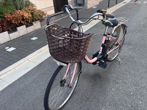 Panasonicピンクのシティタイプ電動アシスト自転車、前カゴ付きで便利。
