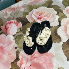 ホワイトハイビスカス付きサンダルの画像