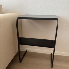 IKEAサイドテーブルの画像