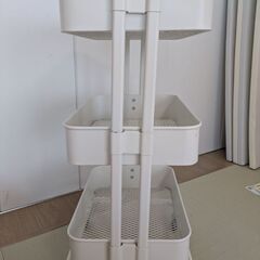 IKEAの ワゴン 蓋付き ロースコグの画像