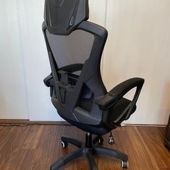 ベッド、フットレスト付きオフィスチェアの画像