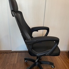 ベッド、フットレスト付きオフィスチェアの画像