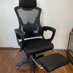 ベッド、フットレスト付きオフィスチェアの画像