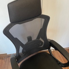 ベッド、フットレスト付きオフィスチェアの画像