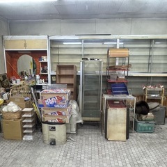 店舗内のケースや棚や日用品
の画像