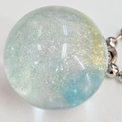 ハンドメイド レジンキーホルダー 球型 水色 クリア 可愛い バッグチャーム プレゼント SH\023の画像