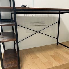 デスクとライトの画像