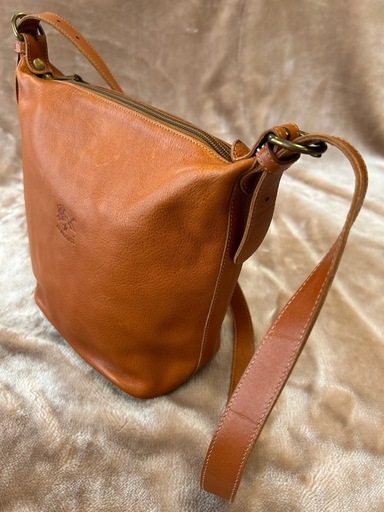 イルビゾンテワンショルダーバッグ茶クロスボディバッグたすき掛けバッグ肩掛けバッグレディースメンズ女性用婦人鞄紳士鞄男性用ブラウン