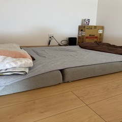 マットレスと布団の画像