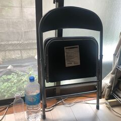 折りたたみ椅子の画像
